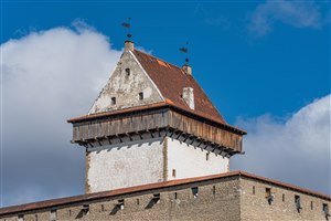 Нарвский замок, телефото — башня Германа крупным планом