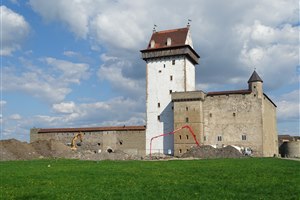 Замок Германа — главный фасад и ворота